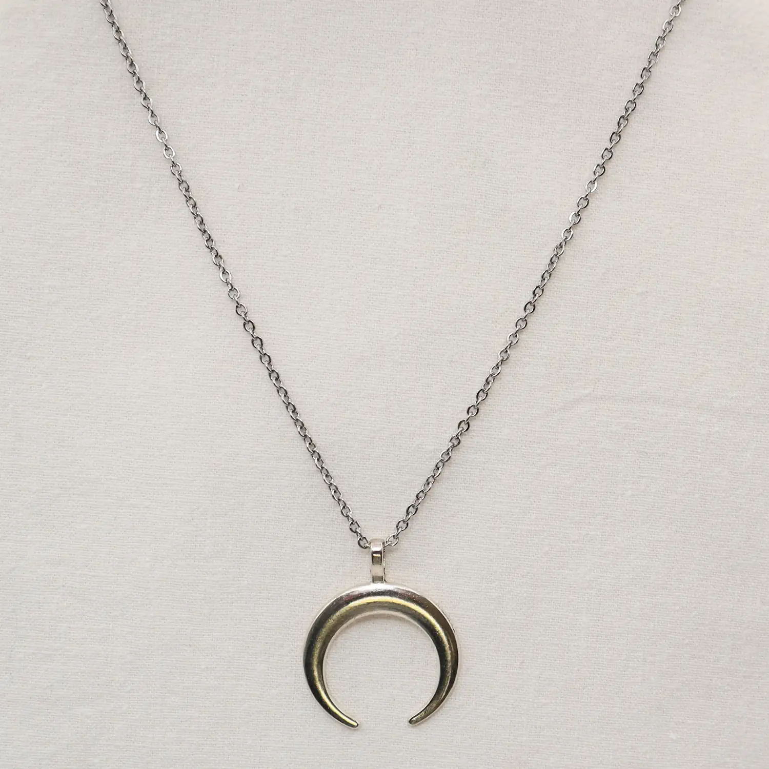 Pendentif Lune à l'envers et Pierre de lune