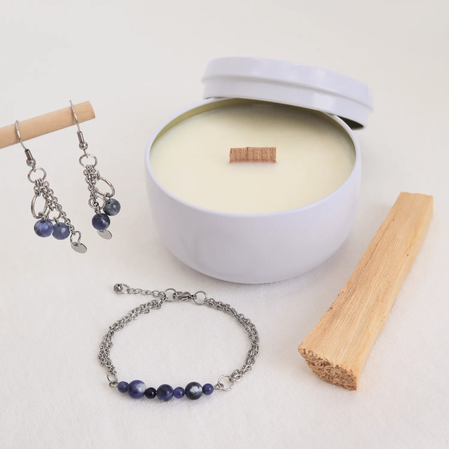 Ensemble_Boucles+Bracelet_Sodalite_Chandelle_Palo_IMG_7605_50-0-40--30-25_1500px_Q81 Ensemble Boucles d'oreille et Bracelet, Chandelle et Palo Santo