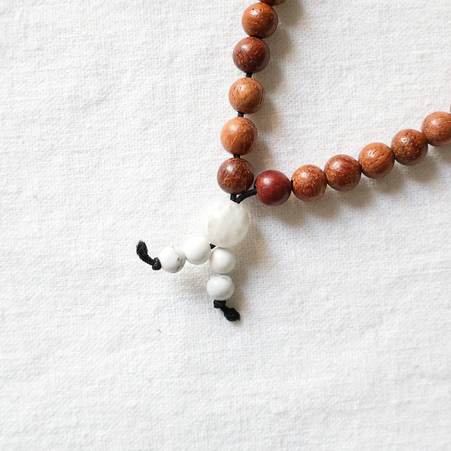Bracelet Mala Bois de santal et Howlite