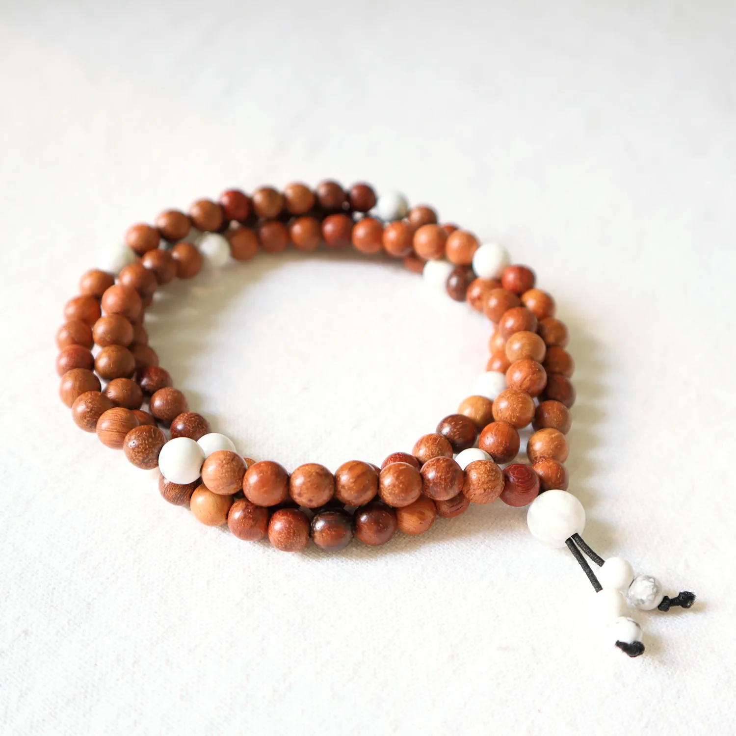 Bracelet Mala Bois de santal et Howlite