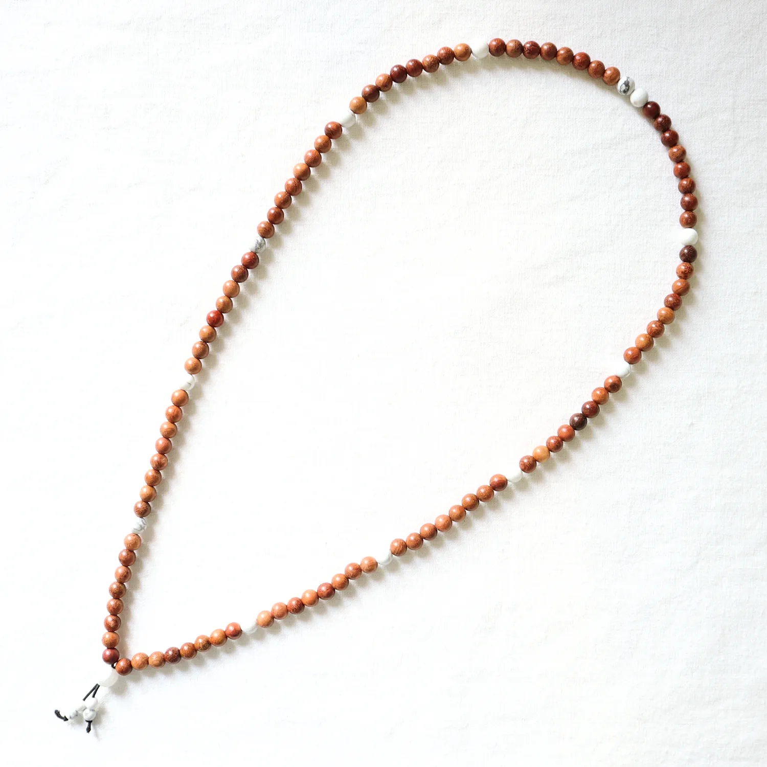 Bracelet Mala Bois de santal et Howlite